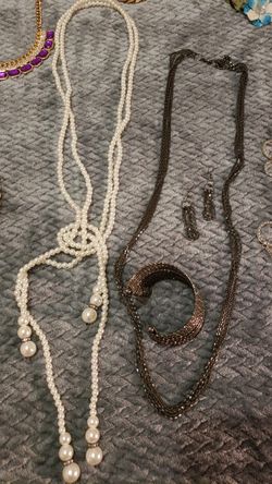 Bendo estos collares muy bonitos