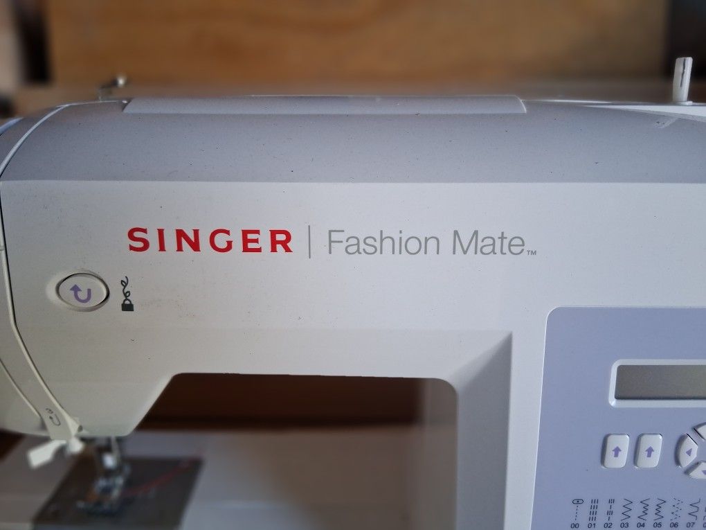 Singer Sewing Machine Essentially NEW UNBOXED