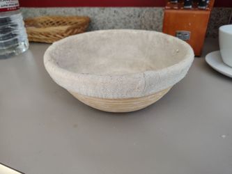 Sourdough bread proofing basket with lining