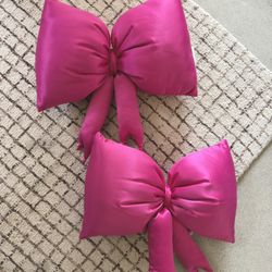 2 Bow Pillows