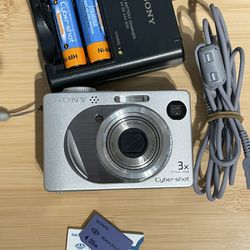 Sony cybershot dsc-w1 silver digital camera tested works  flash zoom video photo all working. Includes batteries, charger and memory stick (card)