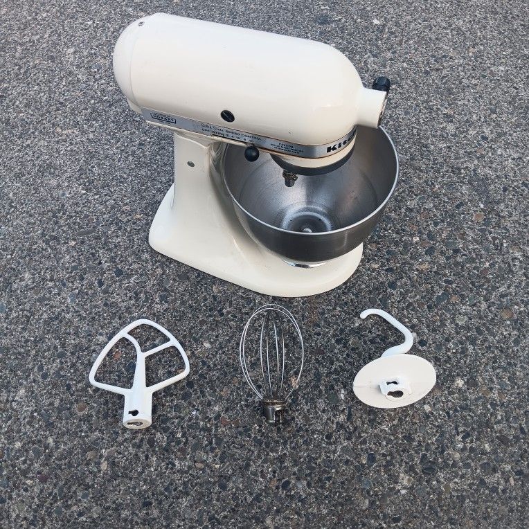 Kitchenaid KK45SS 250watts 4.5qt Tilt Stand Mixer Vgood Condition. For Pick Up Fremont Seattle. No Low Ball Offers Please. No Trades. Yes I Have It ¿