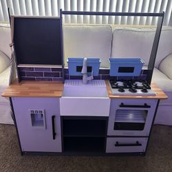 Children’s Play Kitchen & Food