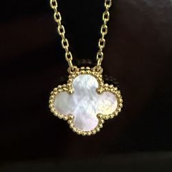 Pinkish White Clover Pendant Necklace 