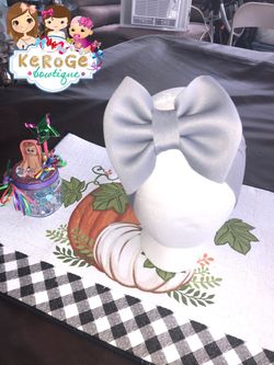 Baby and girls head bow