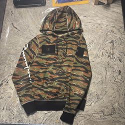 Men Champion camouflage pullover hooded sweatshirt size small Like new condition  Zip up front pockets 