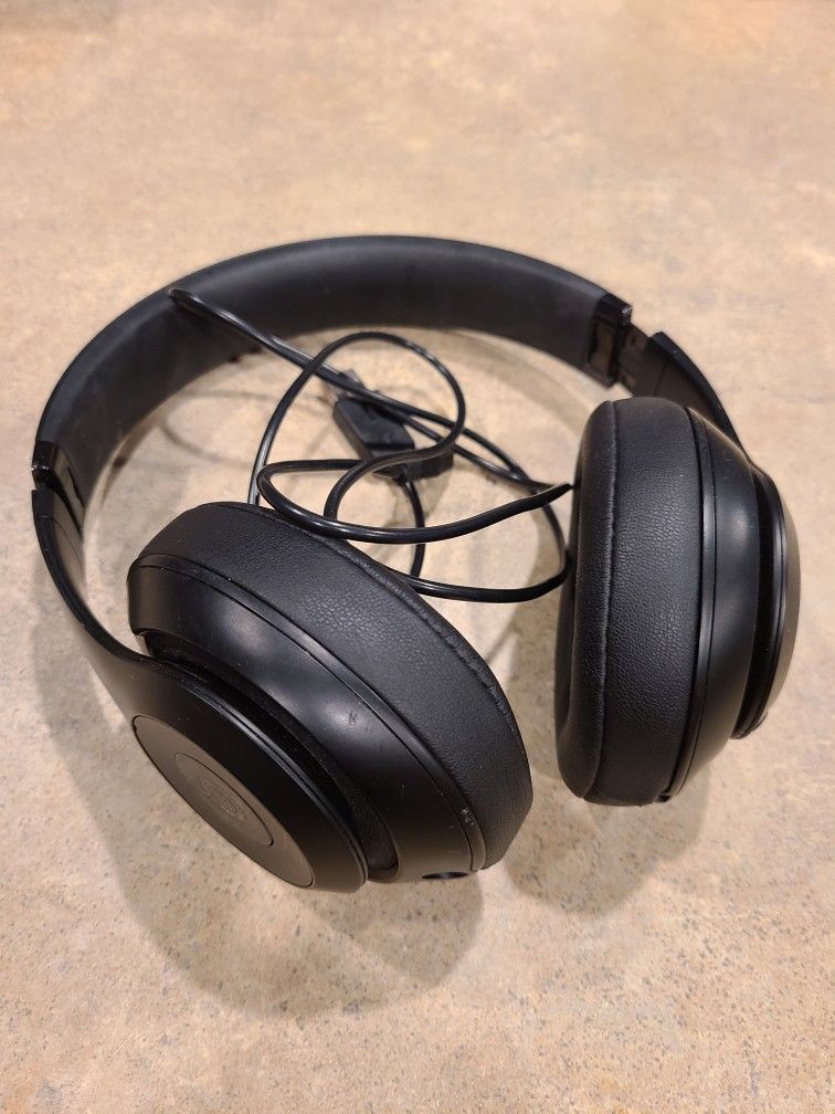 Beats headphones not sure model with changing cable