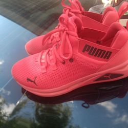 Red Puma Size 5.5