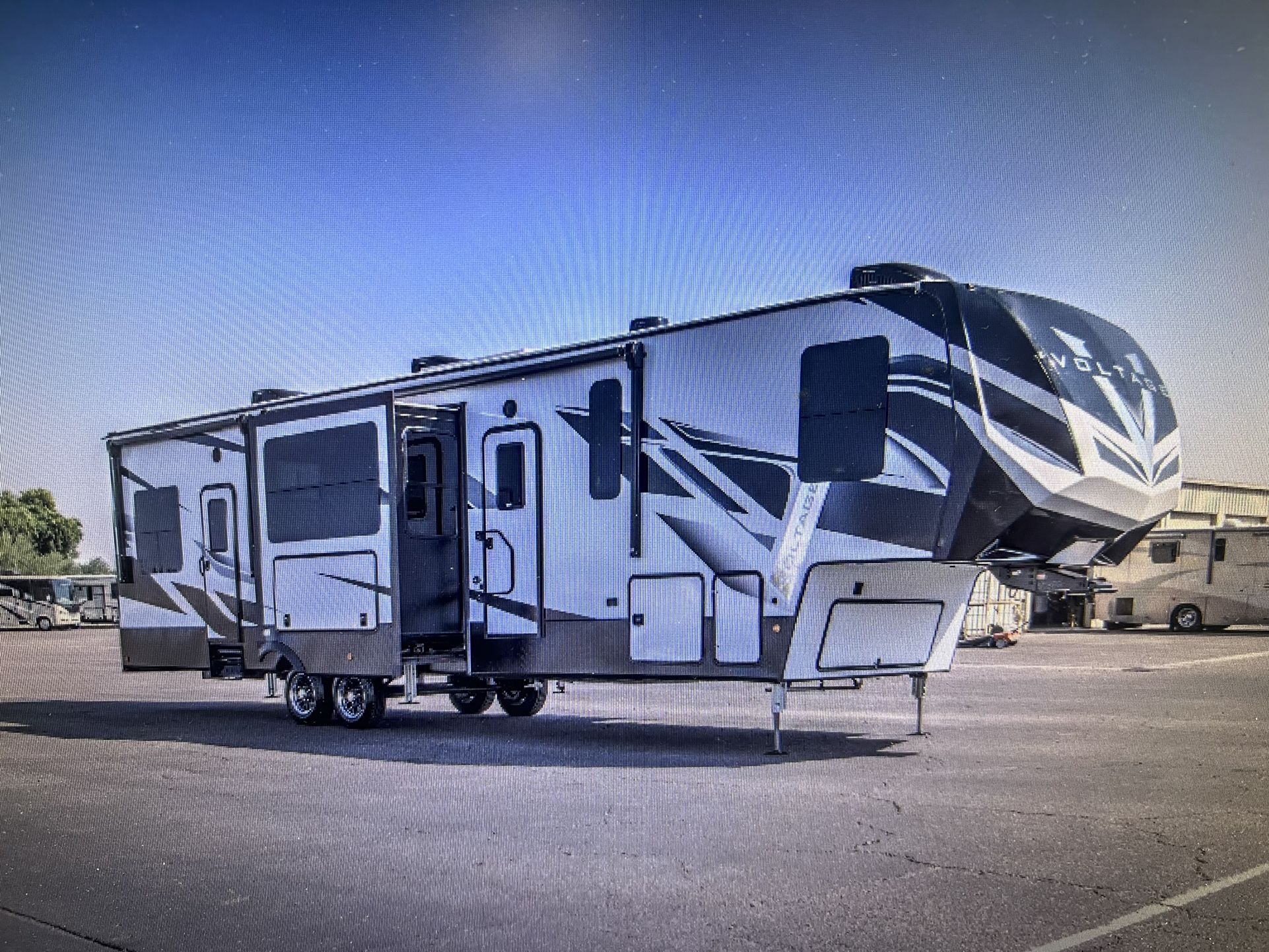 2022 DUTCHMEN VOLTAGE 3845 TOYHAULER