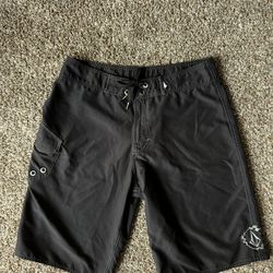 VOLCOM MEN'S 34 BLACK TRAIL SHORTS