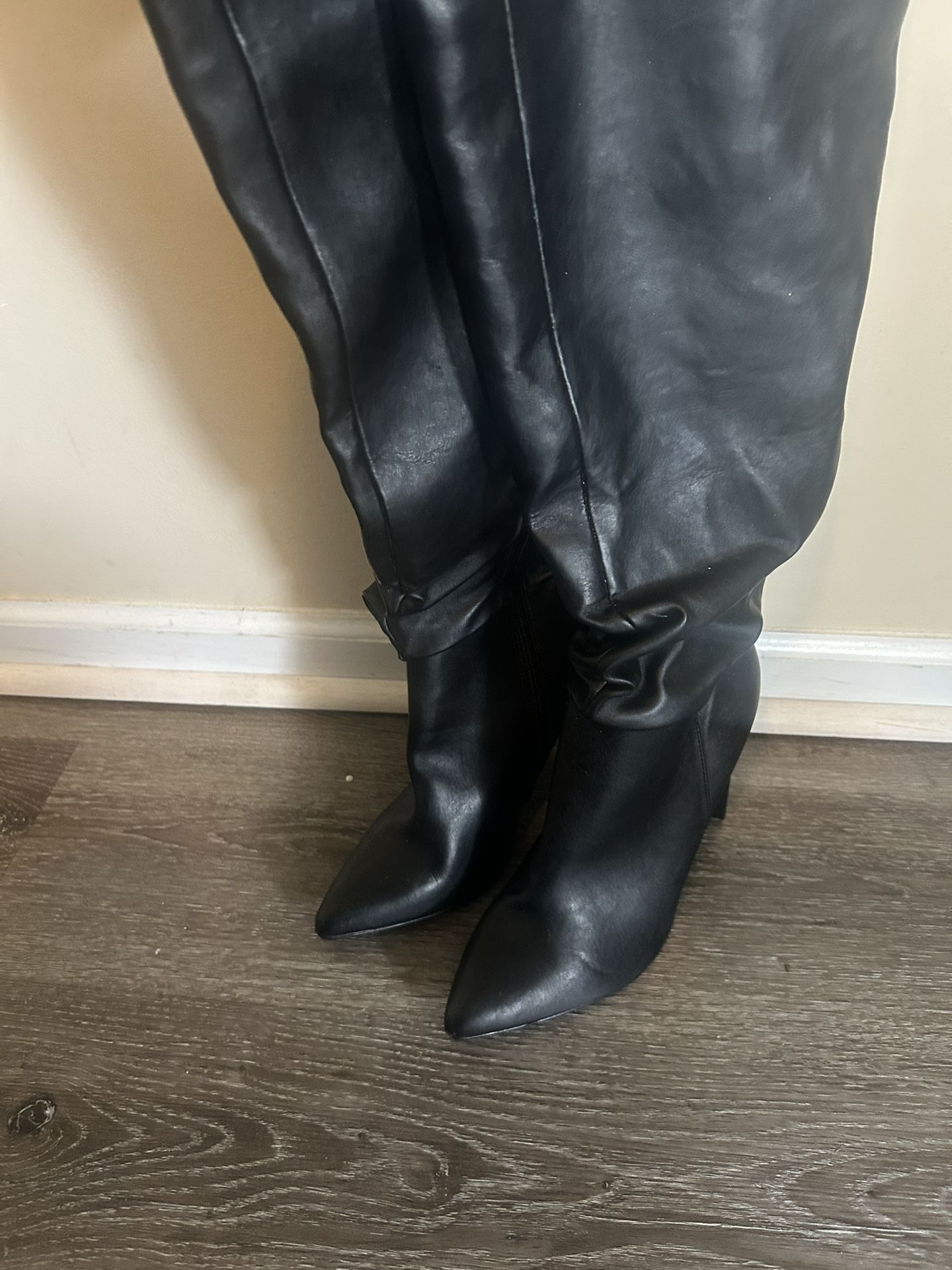 Black Winter Boots With Heel.