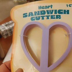 NEW HEART 💜 SANDWICH CUTTERS  $2 FOR ALL 4,  PICK ⛏️ Up ONLY