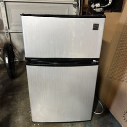 Kenmore 3.3 Cubic Feet Refrigerator 