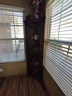 Corner cabinet