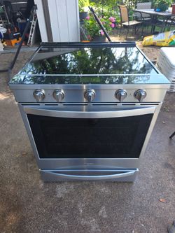 Whirlpool  slide in range 30 day warranty  30 dias de garantia delivery available or pick up west dallas area