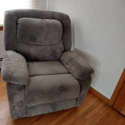 Serta Push Button Power Recliner for Sale in New Milford NJ OfferUp
