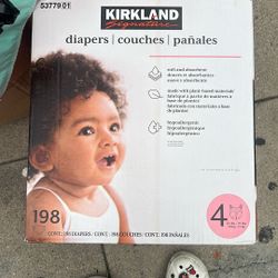 Kirkland Size 4 Diaper 