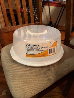 Plastic Cake Saver with Locking Lid