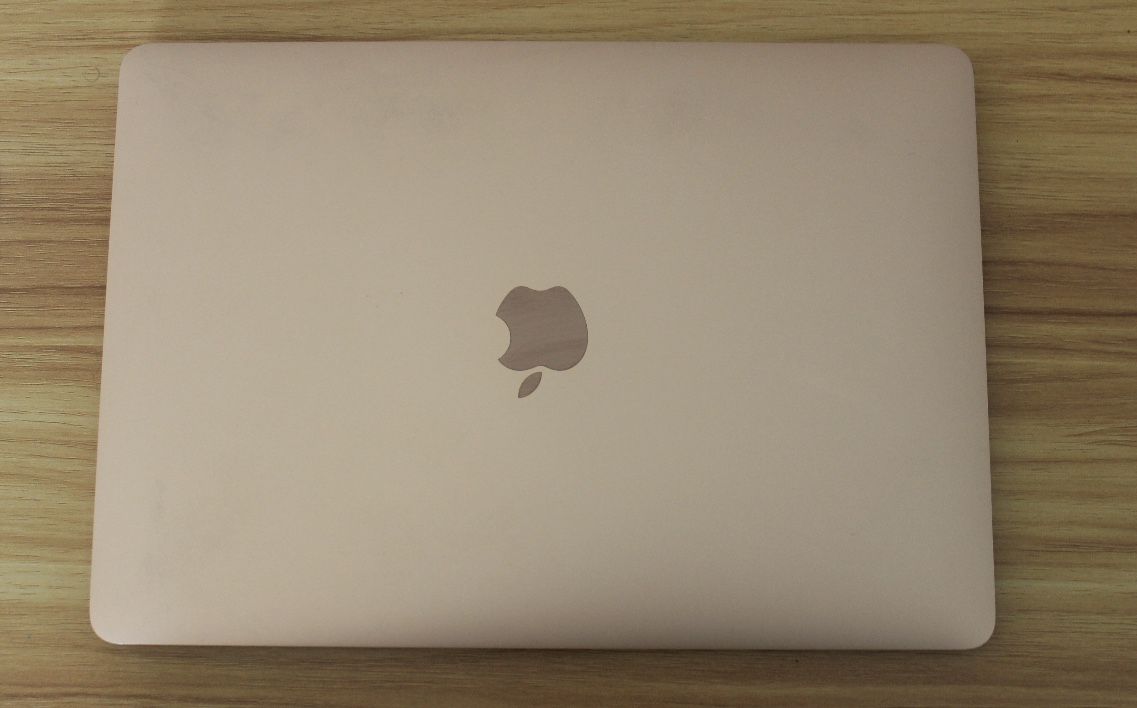 MacBook Air 2020 – Broken Screen (No Charger)