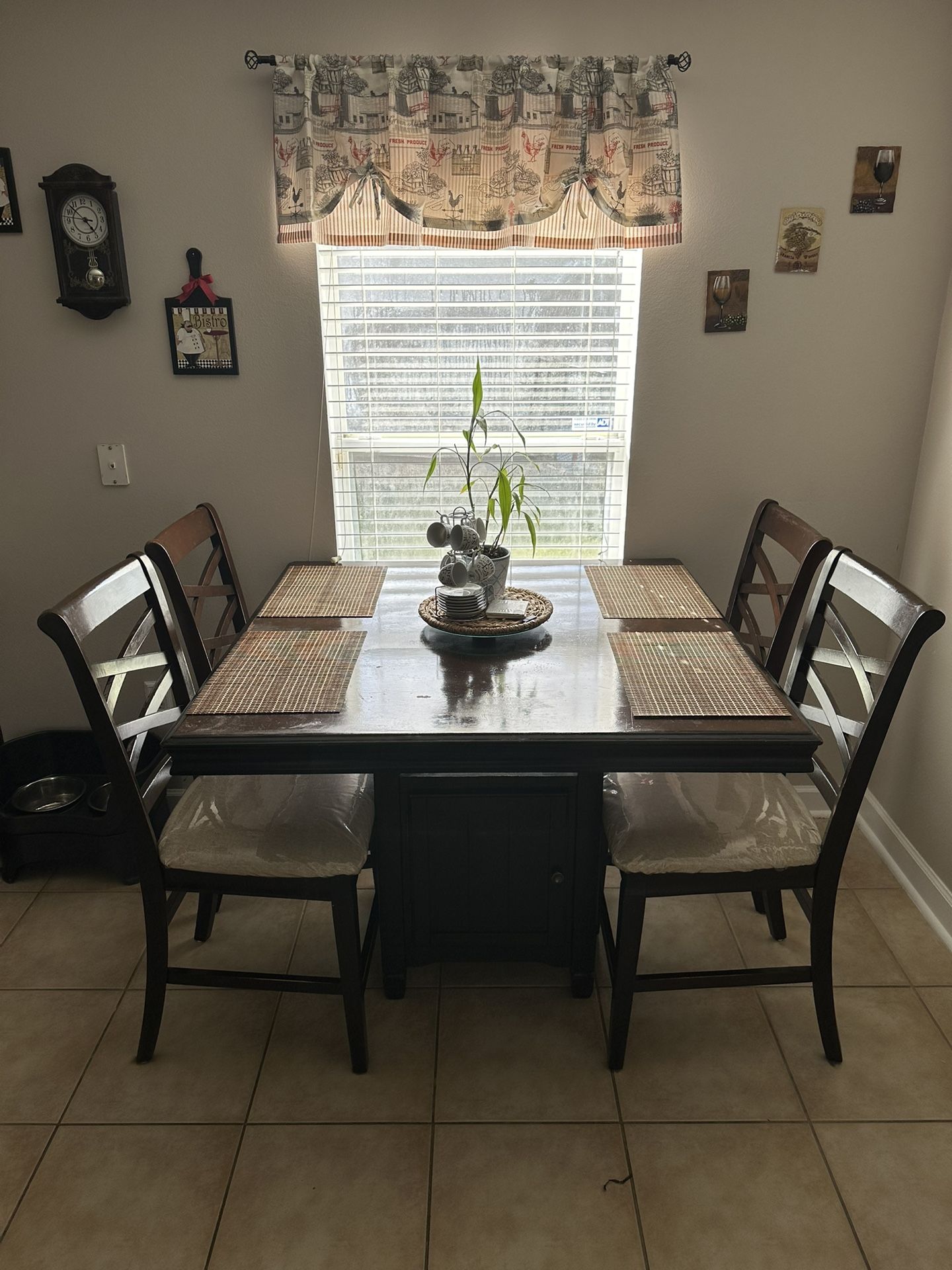 Breakfast Table with 4 Matching Chair & a Built-Storage