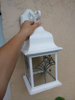 Single outdoor lantern. White. Metal