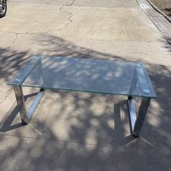 ✨ Beautiful modern-style glass coffee table with chrome/metal legs.