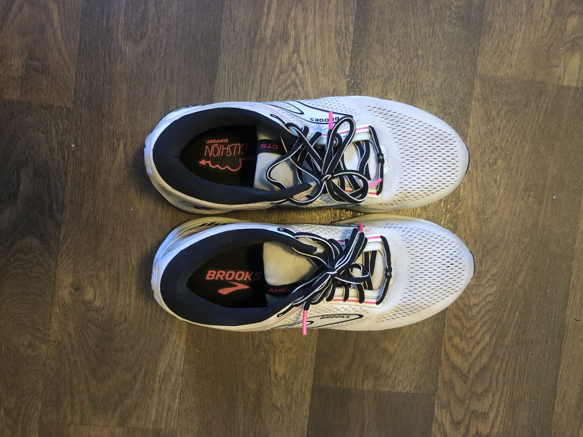 $40 Brooks Womens Size 11