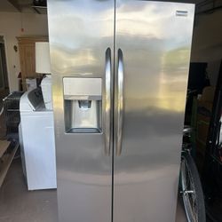 Frigidaire Gallery Refrigerator - Excellent Condition