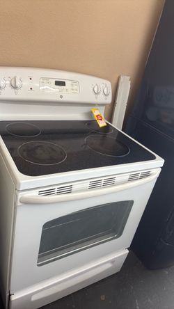 Nice like new GE electric stove