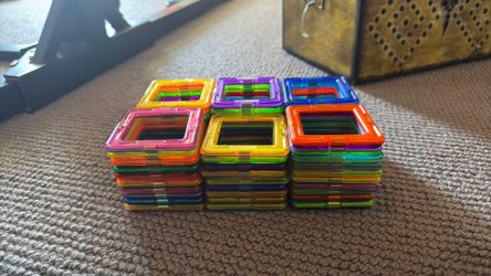 Satisfying magnet tiles of all colors, square and triangle shapes