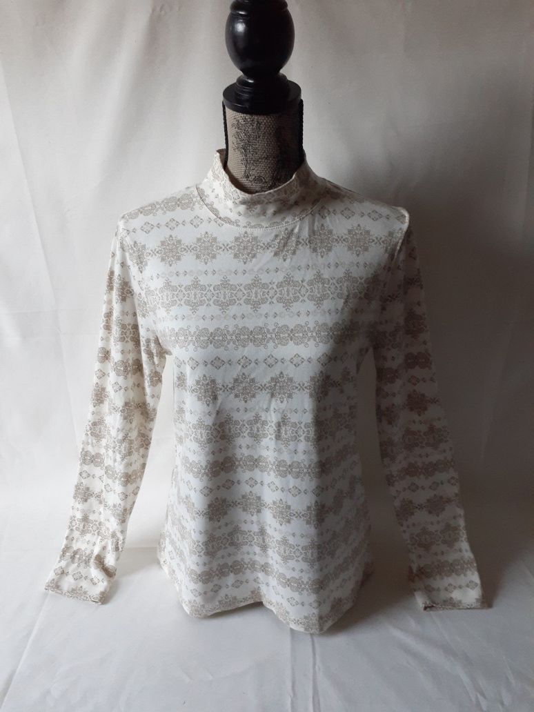 Croft and Barrow long sleeve graphic mockneck top size M