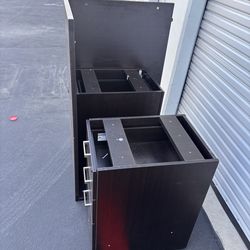 Free Desk and filing cabinet 🗄️
