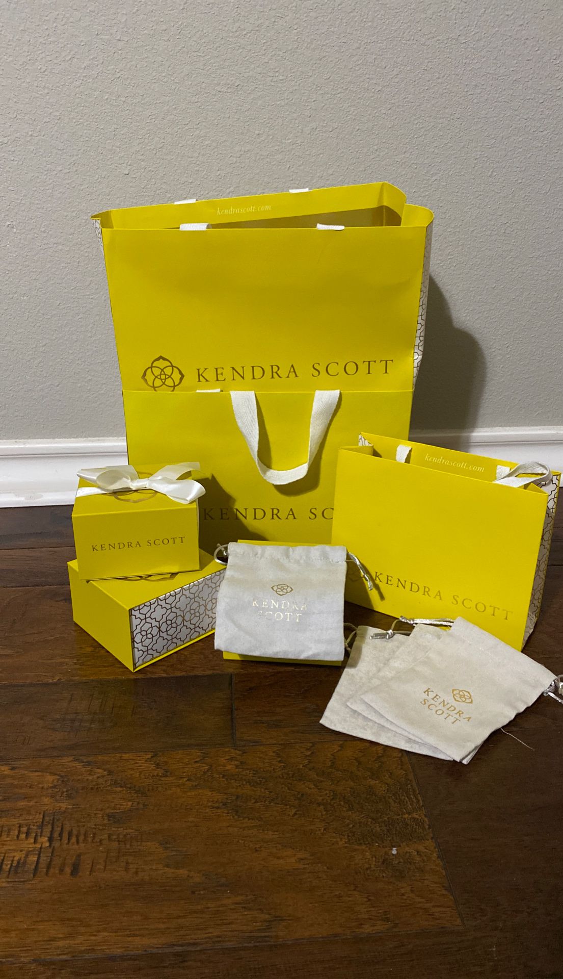 Kendra Scott gift boxes, bags & jewelry pouches