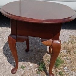 Oval End Table/BroyHill