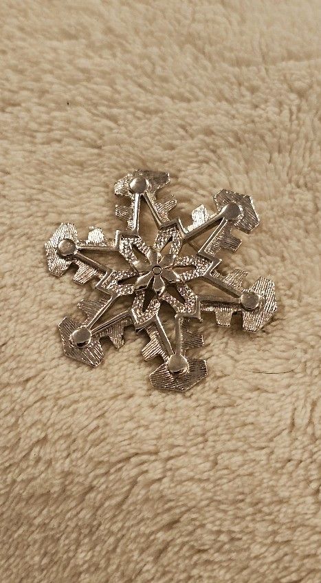 1977 Sarah Coventry Snowball Brooch
