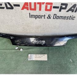 2014 - 2021 JEEP GRAND CHEROKEE REAR TAILGATE TRIM MOLDING OEM AX98400 w/camera