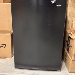 Used Small Refrigerator Fridge 4.5 cf Black Blows Cold