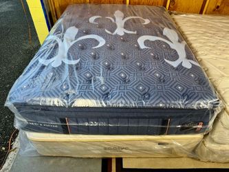 LIKE NEW! Stearns & Foster Lux Estate Queen Mattress - Delivery Available  