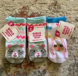 Girls socks, size 11–3. Two pair per pack.