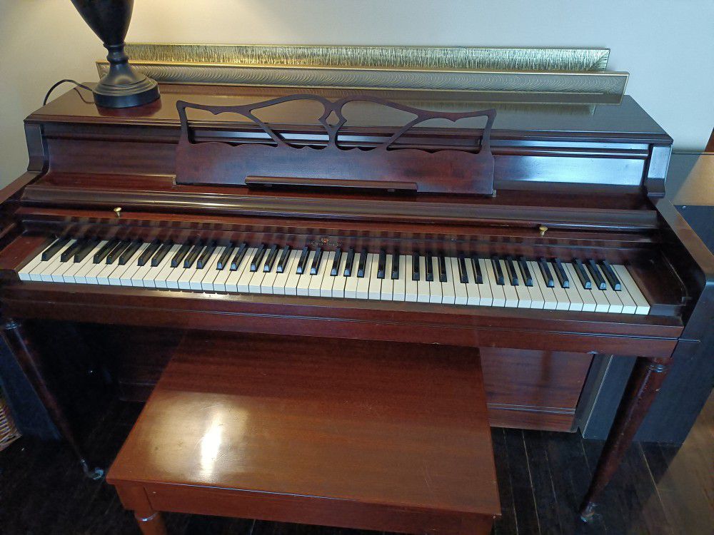 Wurlitzer Piano Vintage FREE DELIVERY Really Good Condition 