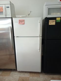 Frigidaire Refrigerator white ex large excellent condition . Warranty . Delivery available . 2203 Fowler st. Ft. Myers 33901