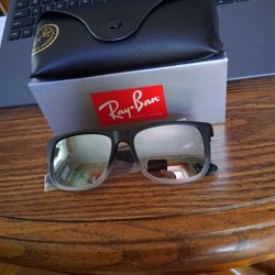 RAY BAN JUSTIN BLACK TO GRAY FRAME w/ SILVER MIRROR GRADIENT LENSES. BRAND NEW. 