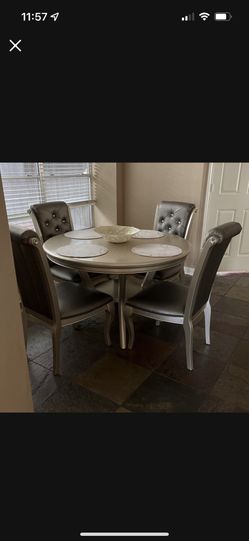 Round Table 4 Chairs 