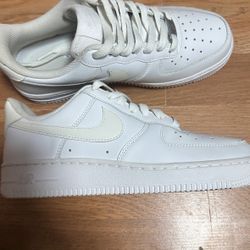White Air Force 1 Size 7 In W 