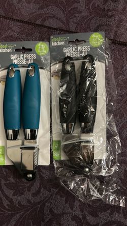 Ian kitchen, garlic press, different colors