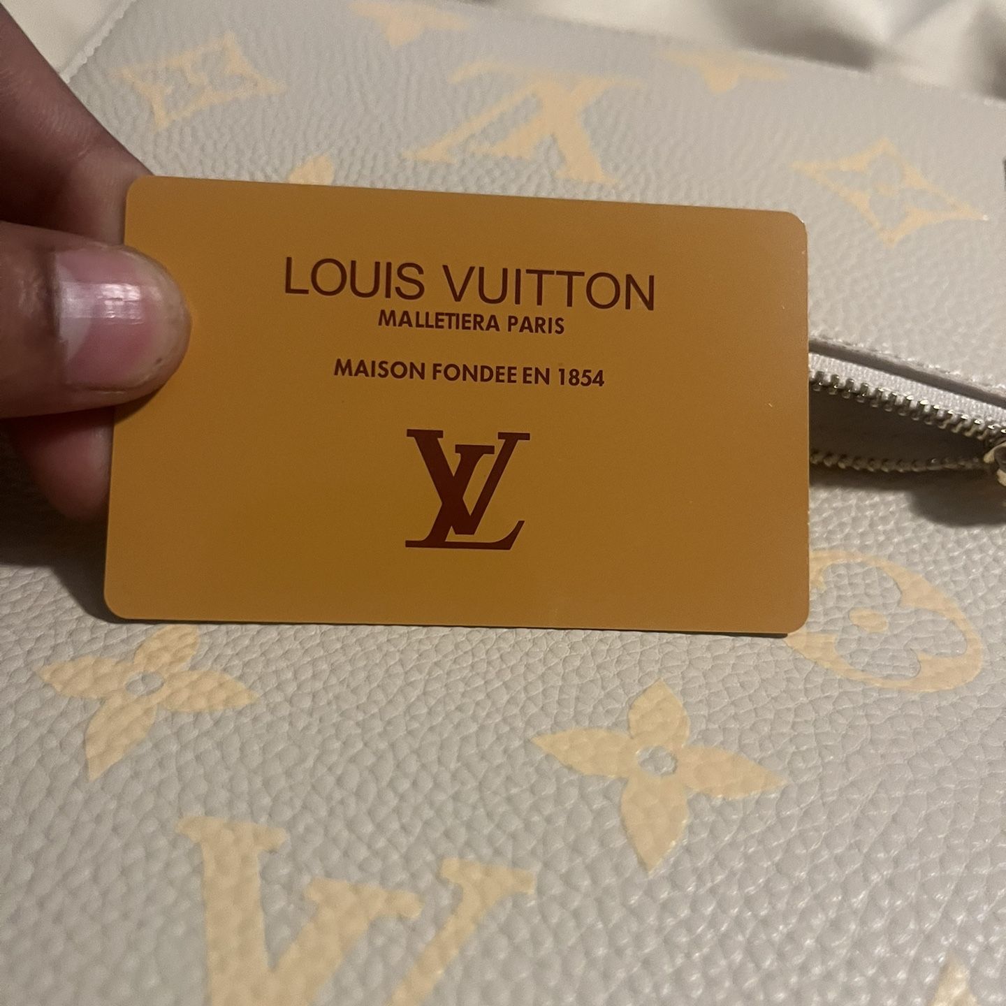 Authentic Louis Vuitton Monogram Zippy Compact Wallet Preowned With Box for  Sale in Garden City South, NY - OfferUp