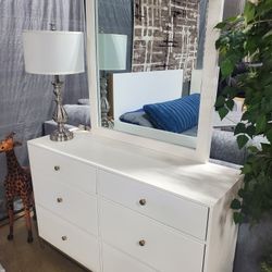 White And Gold 6 Drawer Dresse And Mirror 