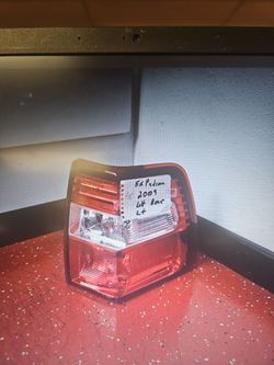 2009 expedition left taillight