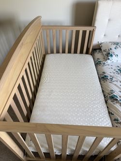 Solid Natural Wood Convertible Crib & Toddler Bed with Mattress + 4th Rail (Clean / Complete)