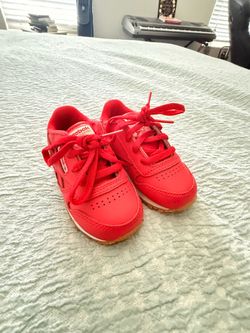 New never worn Reebok 5c FREE